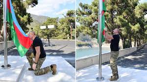 İlham Aliyev, ordunun kontrolüne geçen bölgelerde Azerbaycan bayrağını göndere çekti